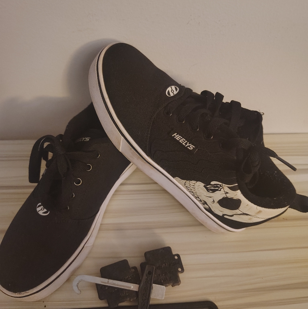 Heelys Black and White Skull Sneakers